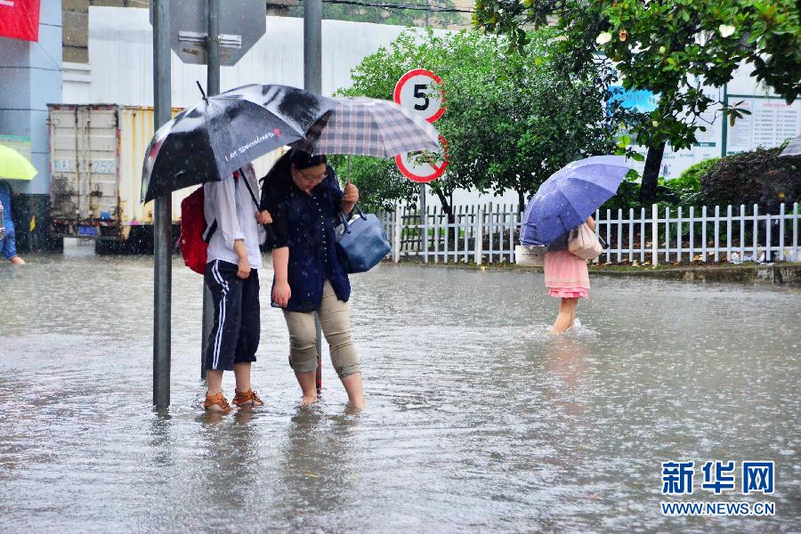 #(生态)(7)苏皖沪等地遭遇暴雨 长江中下游强降雨持续