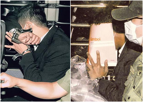 两被告昨出庭,以手或记事本掩面。香港《明报》图