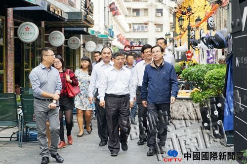 李书磊(前排右二)王家新(前排右一)一行人参观领SHOW天地国家广告产业园