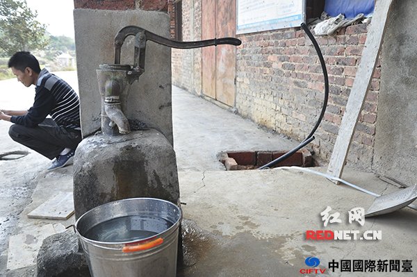 杨梅村的村民家里冒出了自来水管,将在春节前告别挑水喝和“摇”水喝的历史。