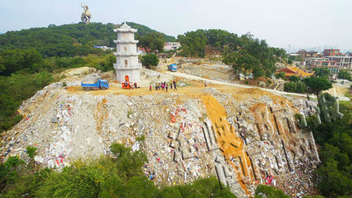 大坪山上偷倒渣土触目惊心,山坡逐渐变陡