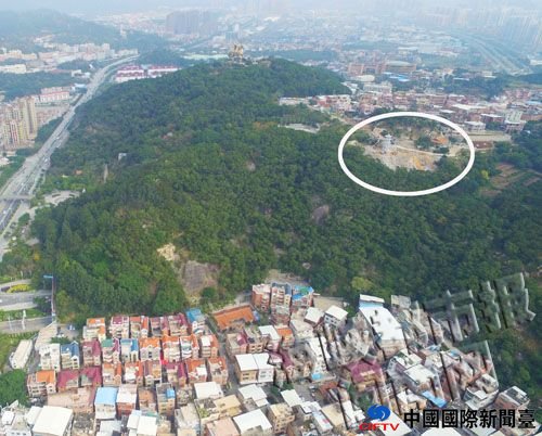 渣土山坡下方就是山兜村