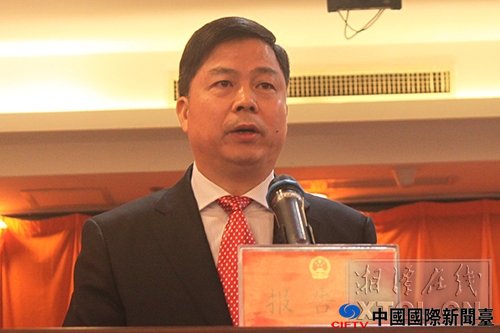 市人大常委会党组书记、常务副主任李江南作常委会工作报告(记者 李蓓 摄)