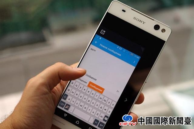 索尼大大又搞了台自拍神器 而且用它还显脸小