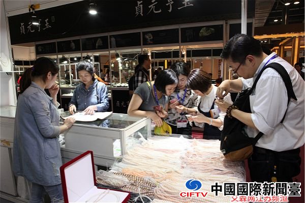 市民挑选珍珠_meitu_2.jpg