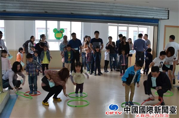 亲子游戏《跳圈圈》.jpg