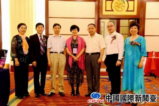 出席新闻发布会的部分贵宾合影留念