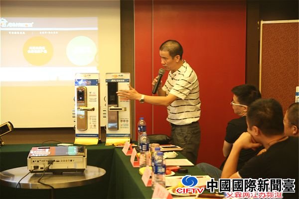 叶答疆向现场客户介绍第三代天翼锁的新功能.jpg