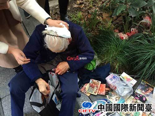 94岁网红奶奶闹市卖鞋垫被双截棍打成重伤