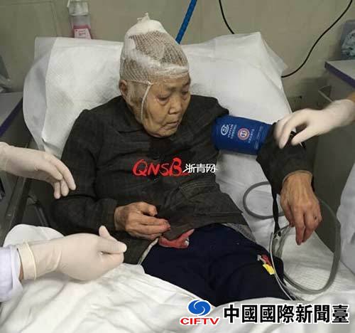 94岁网红奶奶闹市卖鞋垫被双截棍打成重伤