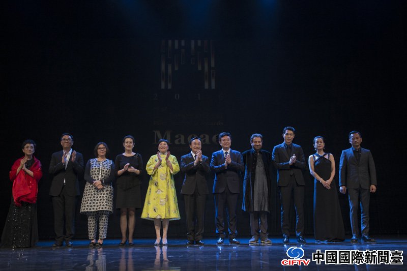 ����α����֡���һ����Ź���Ӱչ�߰佱���񡱿�Ļ����