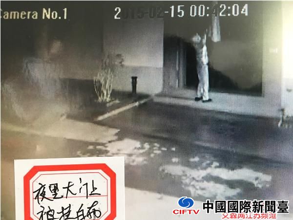 2 春节前夕,拆迁人员凌晨往顾先生大门上挂白布,图为监控拍摄画面。.jpg