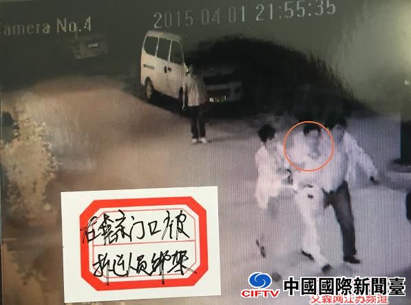 4 顾先生在自己家门口被强行架走,图为当时监控拍摄画面,木渎镇宣传委员却称绑架、殴打不存在。.jpg