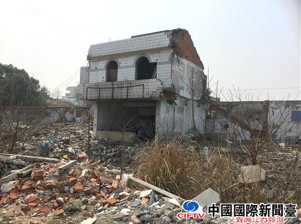 1顾先生位于木渎古镇翠坊南街的商铺,已被打砸、破坏得只剩骨架,木渎镇宣传委员顾国培却称“那个人的房子还在,没有人要拆他的房子”。 .jpg