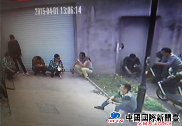 3 顾先生家门口聚集了许多不明身份的人员对其进行骚扰(图为监控拍摄画面)。.jpg