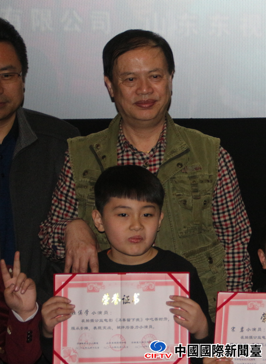 著名书画家李学仲老师参加《不要留下我》微电影首映