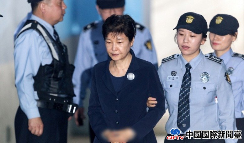 53일 만에 모습 드러낸 박근혜.jpg