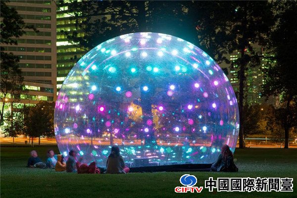 直径六米的巨型“声”光泡泡,位于湾仔“茂萝街7号”。图片来源:香港大公报