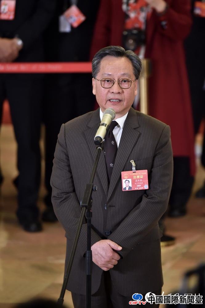 全国人大代表、澳门中华总商会理事长高开贤回答记者提问。