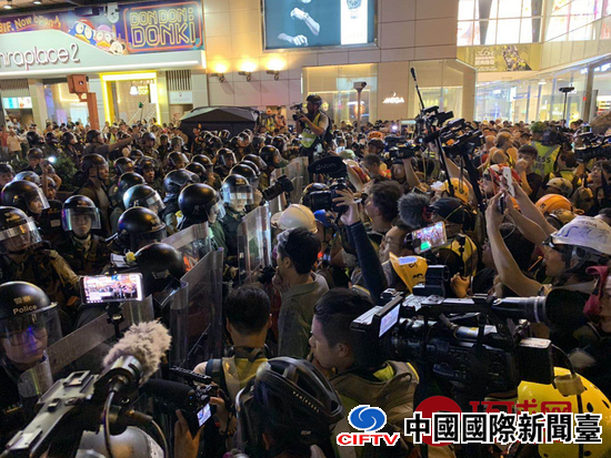 香港警队在尖沙咀执法时遭部分媒体记者阻挠。