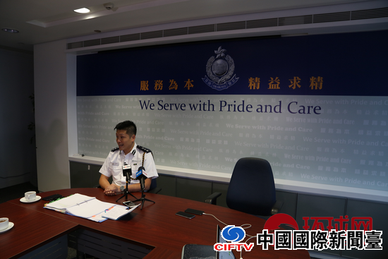 香港警务处警察公共关系科总警司谢振中接受采访。