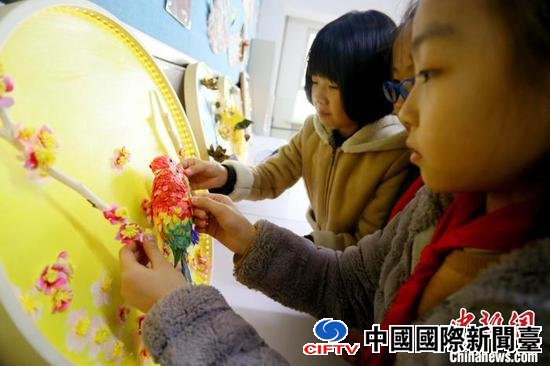 图为花鸟纸雕作品展示。 高展 摄