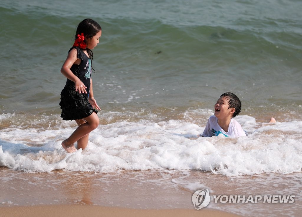 韩国：炎炎夏日悄然来到 市民开启避暑模式