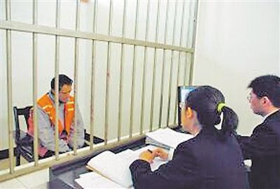 在看守所中的张强接受提审。 在看守所中的张强接受提审。