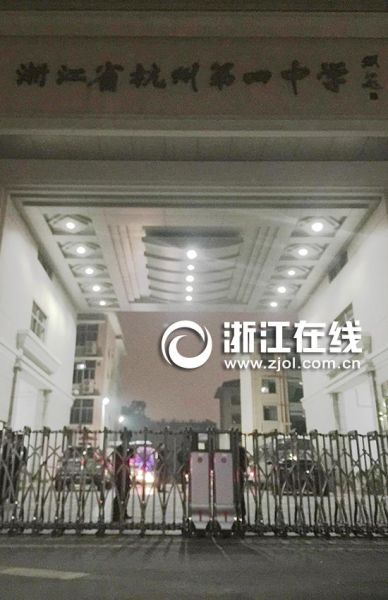 事发学校校门紧闭,几辆警车停在学校内外。 事发学校校门紧闭,几辆警车停在学校内外。