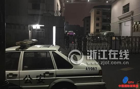 事发学校校门紧闭,几辆警车停在学校内外。 事发学校校门紧闭,几辆警车停在学校内外。