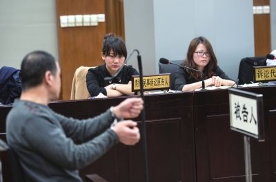 死者的女儿在法庭上怒视樊长茂。 京华时报记者 蒲东峰摄 死者的女儿在法庭上怒视樊长茂。 京华时报记者 蒲东峰摄