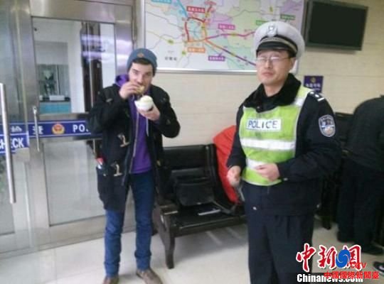 小伙狼吞虎咽地吞包子。 勾浩 摄 小伙狼吞虎咽地吞包子。 勾浩 摄