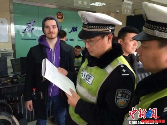 小伙写下简单的英文介绍身份和求助事项。 勾浩 摄 小伙写下简单的英文介绍身份和求助事项。 勾浩 摄