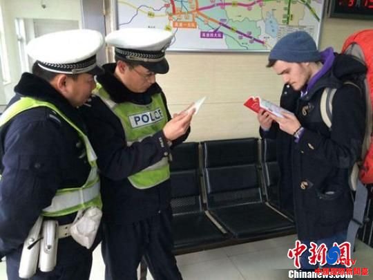 民警帮着外国小伙查找最佳乘车路线图。 勾浩 摄 民警帮着外国小伙查找最佳乘车路线图。 勾浩 摄