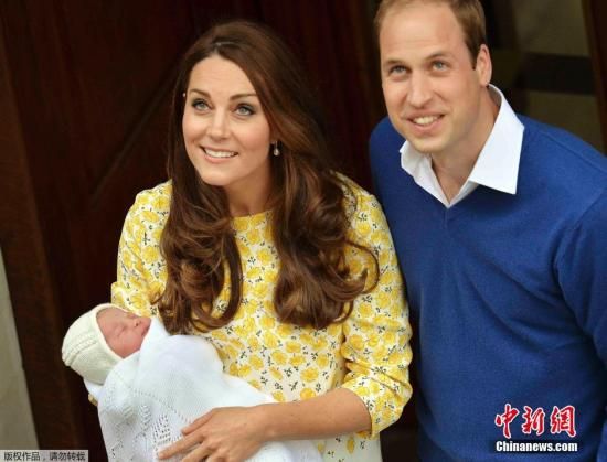 英国剑桥公爵夫人凯特王妃在生产完公主不到10个小时后,也就是当地时间2日下午6点,抱着小公主与剑桥公爵威廉王子一同离开位于西伦敦的圣玛丽医院。候在医院外的媒体和民众借此机会目睹了这位英国王室新成员的风采。 英国剑桥公爵夫人凯特王妃在生产完公主不到10个小时后,也就是当地时间2日下午6点,抱着小公主与剑桥公爵威廉王子一同离开位于西伦敦的圣玛丽医院。候在医院外的媒体和民众借此机会目睹了这位英国王室新成员的风采。