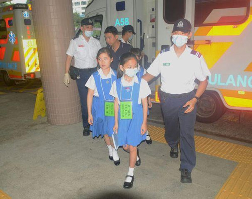 香港一隧道发生两辆校巴相撞意外11学童送院(图)