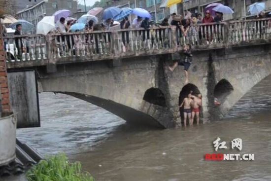 ��������󣬱������ӱ��ȳ��Ŷ������ϸ����Ӧ�Ĺ�����Ա�����Ӱ�ȫ����ˮ�档