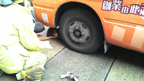 香港两女生卷入车底险被辗爆头路人围观为其打气