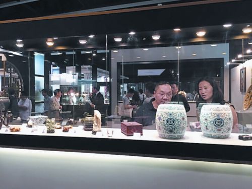 经过主办方的精心筹备,万余件中外古玩精品呈现在观众面前。