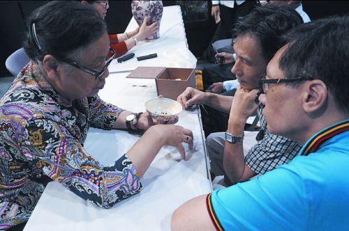 由权威专家坐镇的鉴定活动更是助推了古玩展的人气,许多收藏爱好者不远万里、小心翼翼地携宝前来解惑。