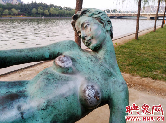 Ů���ܱ�Ϯ��