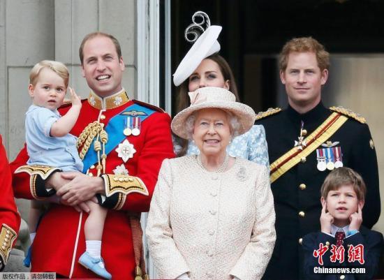 ʱ2015613գӢ׶ΪףɯŮ(Queen Elizabeth)89վСӢ׶ذ׽𺺹̨ϣӢŮɯ׶ʼҳԱıʽ⣬ӱСӳϯ߹վɷöߣʱӴȵı鶺Ц